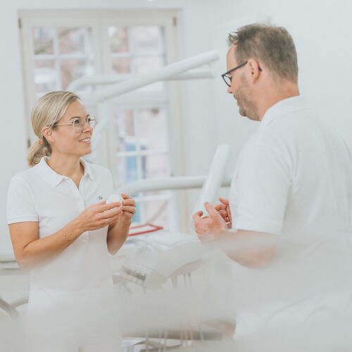 Dr. Sarah Lenz und Dr. Cornelius Lenz in ihrer Kieferorthopädie Praxis in Lübeck