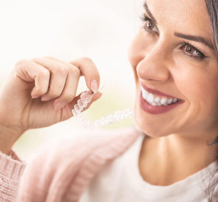 Transparente Invisalign Aligner zur unauffälligen Zahnkorrektur in der Kieferorthopädie Lübeck