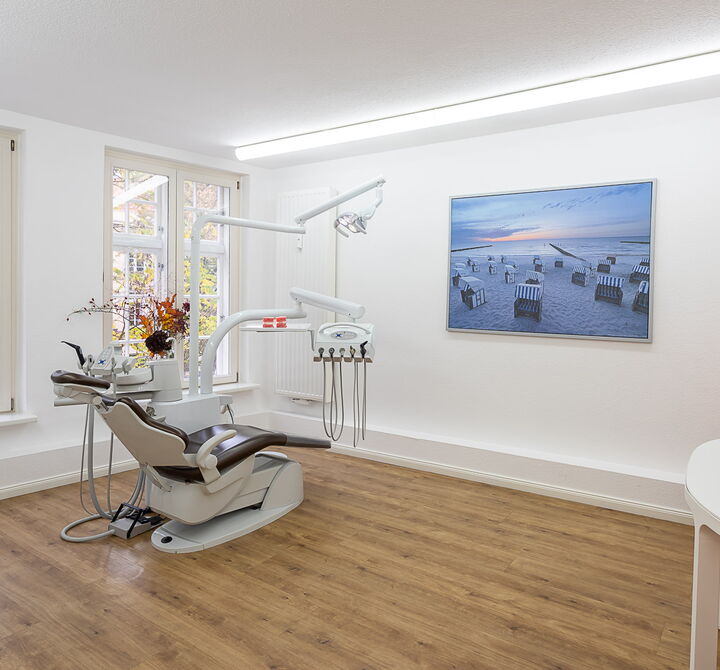 Moderner Behandlungsraum mit digitaler Ausstattung in der Praxis Dr. Lenz Lübeck